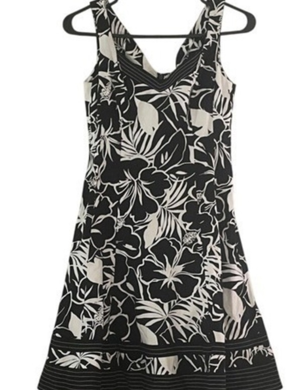 Nine west dress sz 14 fit and flare Black and White Floral V-Neck A-Line Dress
